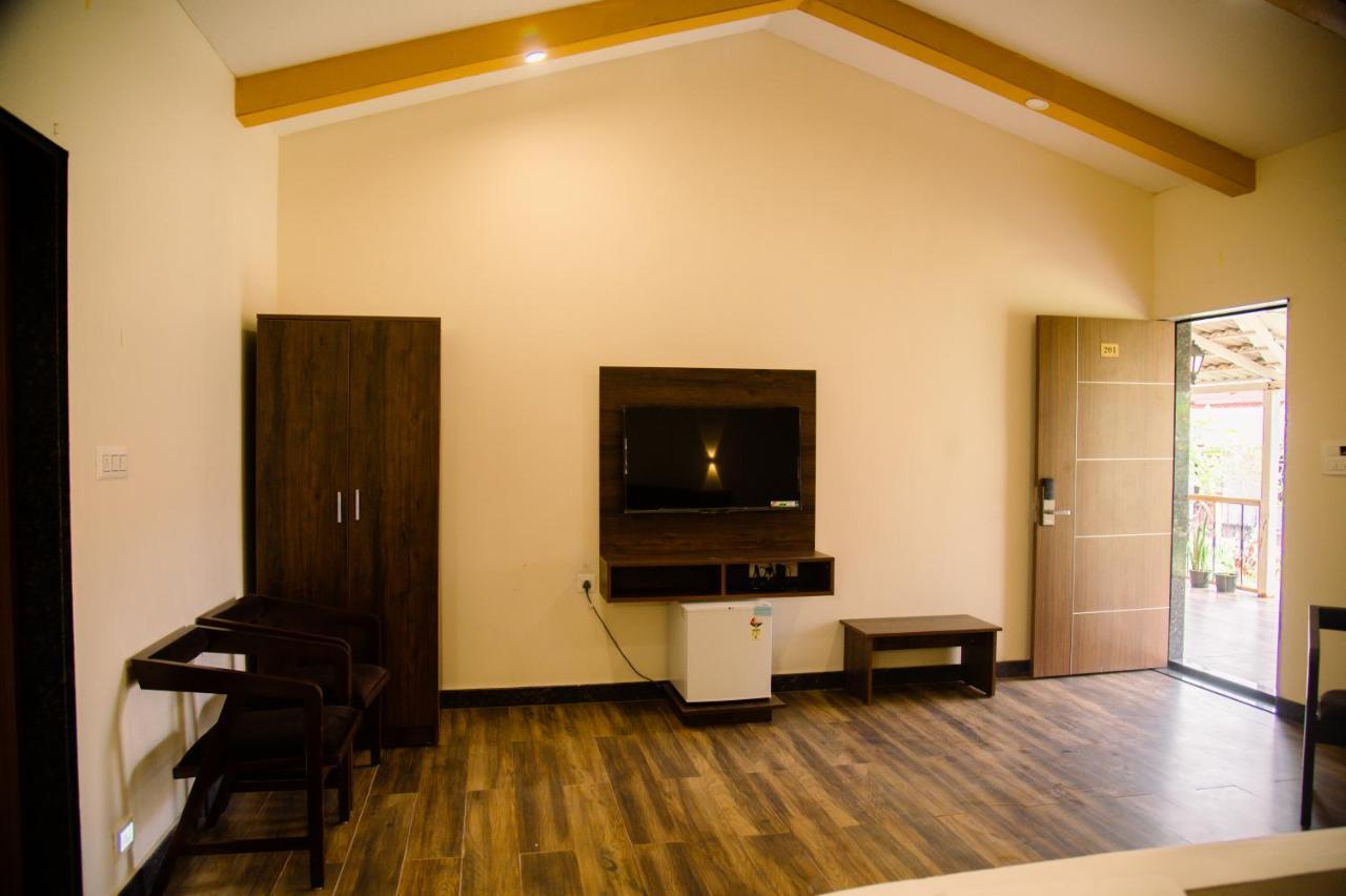 Hotel Sterling Banashree Badami Zewnętrze zdjęcie