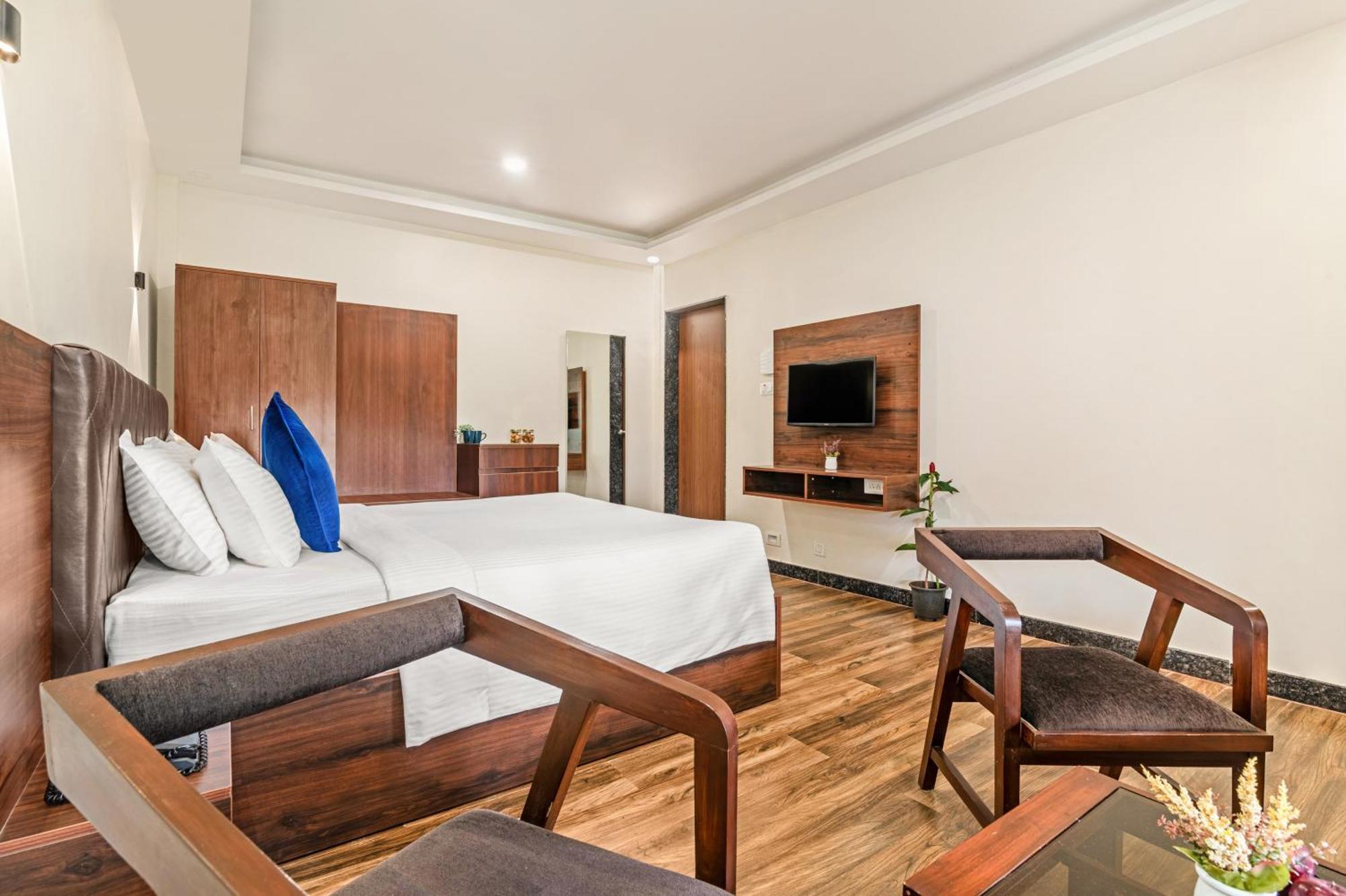Hotel Sterling Banashree Badami Zewnętrze zdjęcie