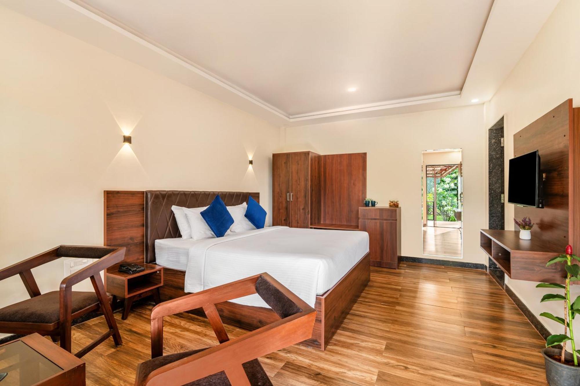 Hotel Sterling Banashree Badami Zewnętrze zdjęcie