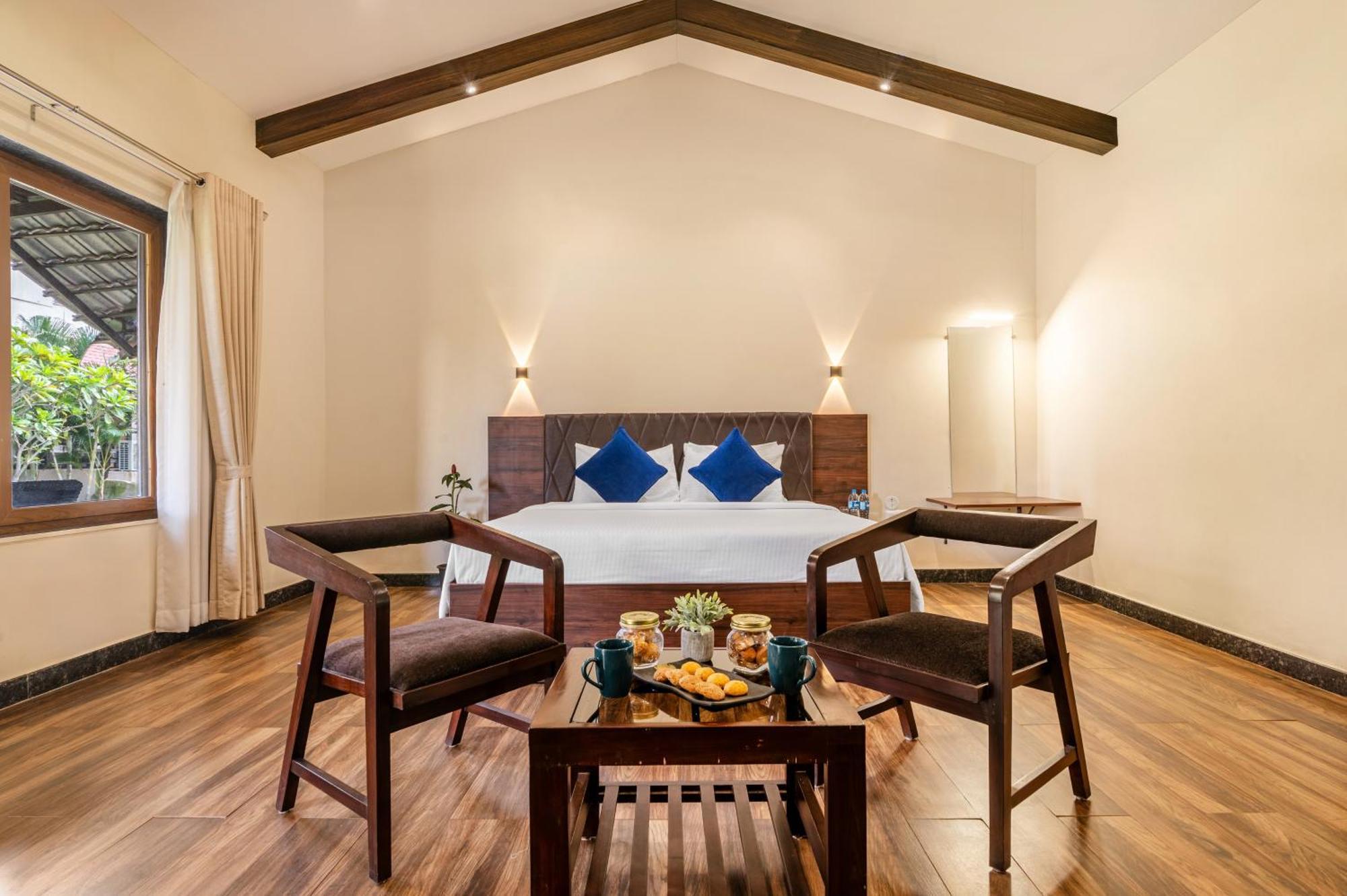 Hotel Sterling Banashree Badami Zewnętrze zdjęcie
