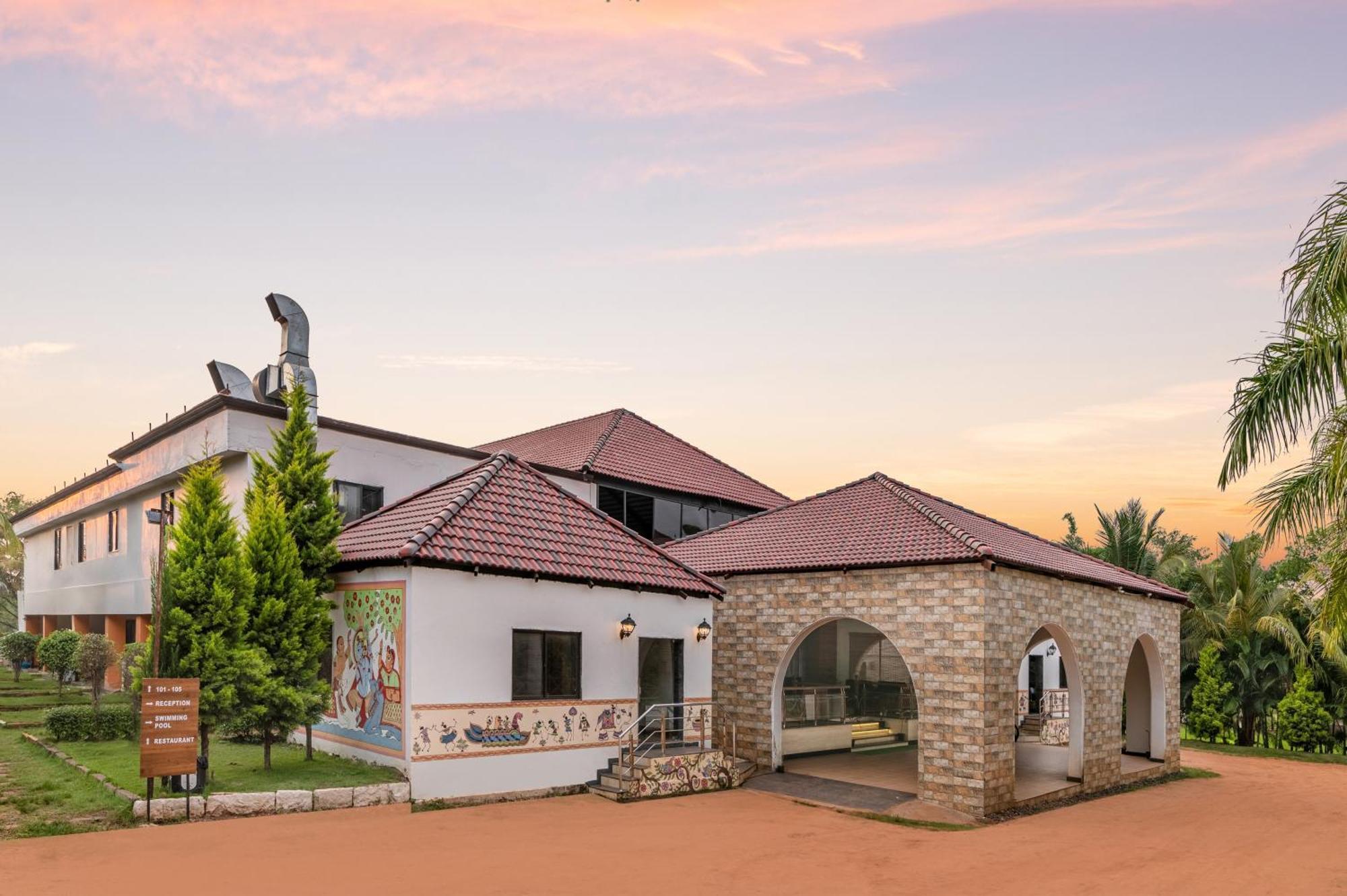 Hotel Sterling Banashree Badami Zewnętrze zdjęcie